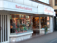 819886 Gezicht op de winkelpui van het pand Amsterdamsestraatweg 144 (Banketbakkerij Hagdorn) te Utrecht.